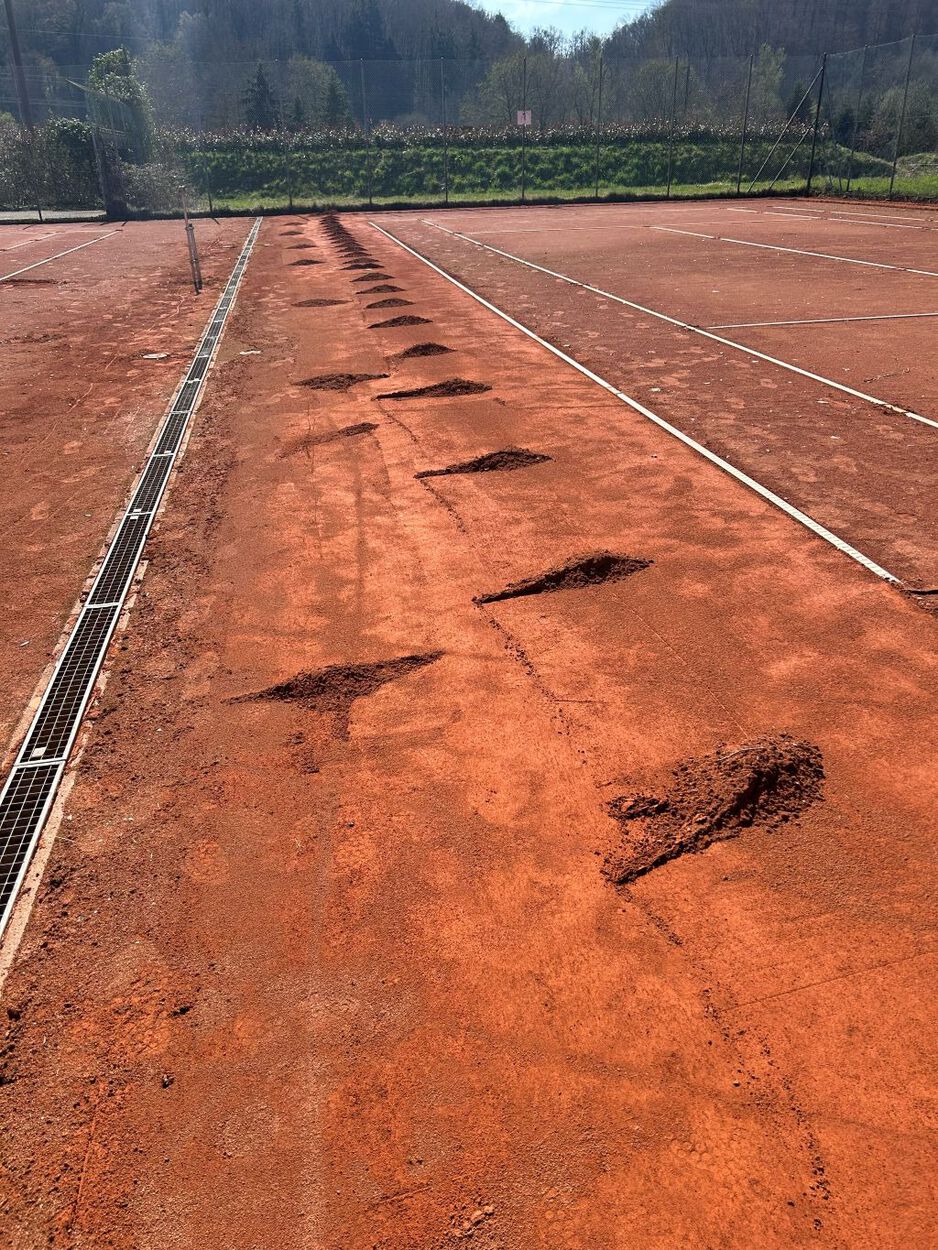 Platz 2/4/5 bis Montag gesperrt